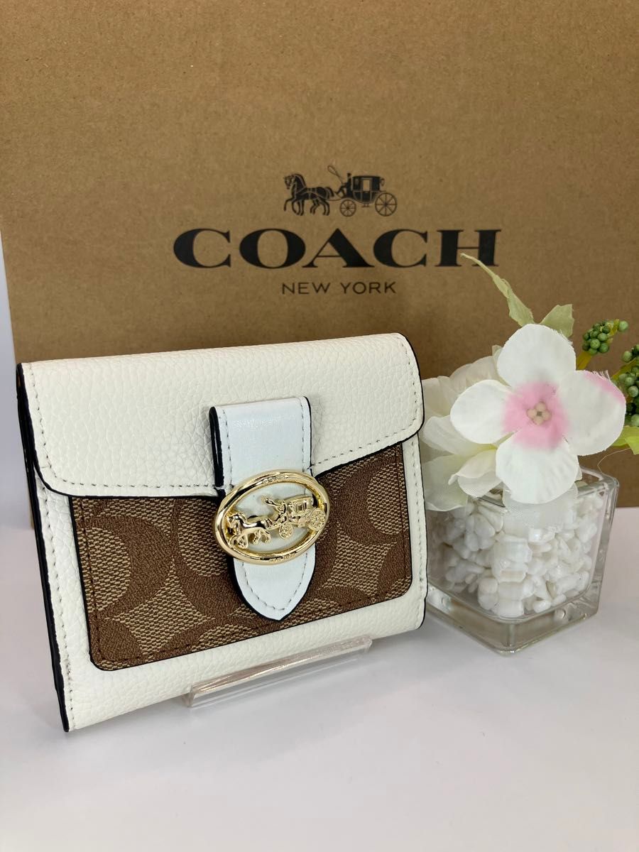 新品　未使用　COACH コーチ 馬車スナップ　ホワイトベージュシグネチャースモール二つ折り財布