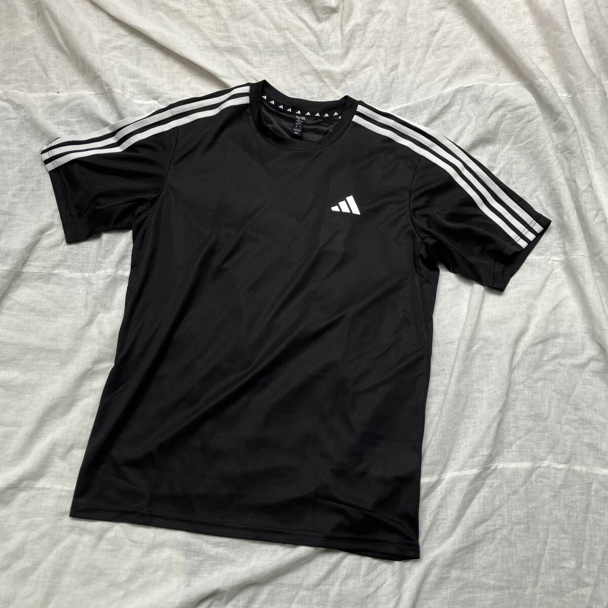 新品未使用品★adidas アディダス★ XLサイズ 『トレイン エッセンシャルズ 3ストライプス』黒ブラック 半袖Tシャツ BXT41/IB8150_画像2