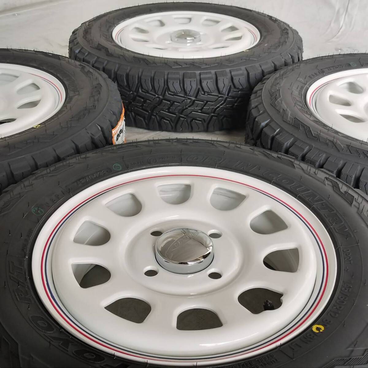 新品 デイトナ 12-4.0J＋42 4-100 ホワイト タイヤ付4本SET 145/80R12 トーヨーOPENCOUNTRY R/T 軽トラ 軽バン (W2404-1)_画像3