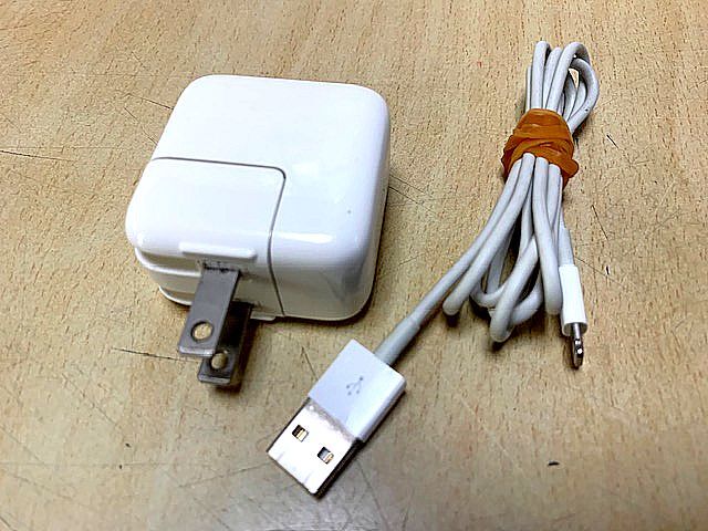 完動品　美品　アップル純正　急速充電器　USB電源アダプター　5.2V-2.4A　iPhone iPad等_USB電源アダプター　5.2V-2.4A