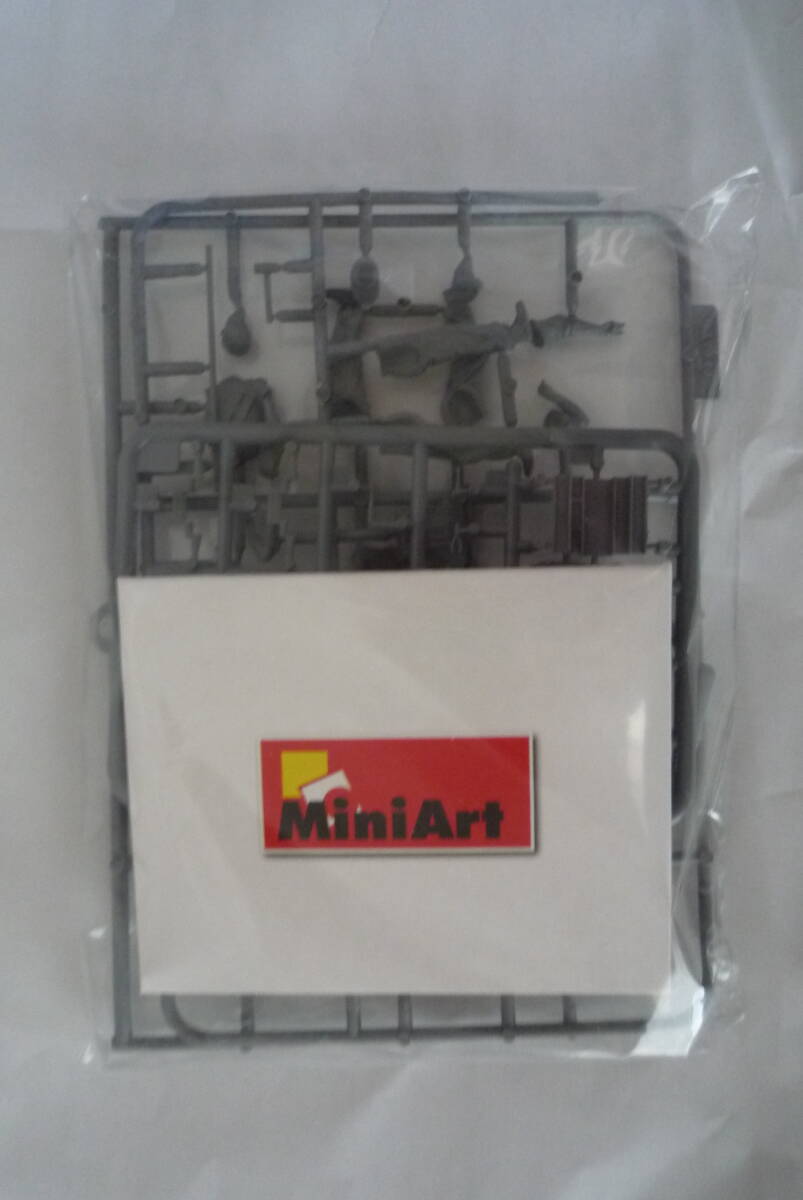 ミニアート MiniArt 35285 1/35 第二次世界大戦・ドイツ兵作業中5体入 特別版（工具箱・工具・バケツ付）_画像3