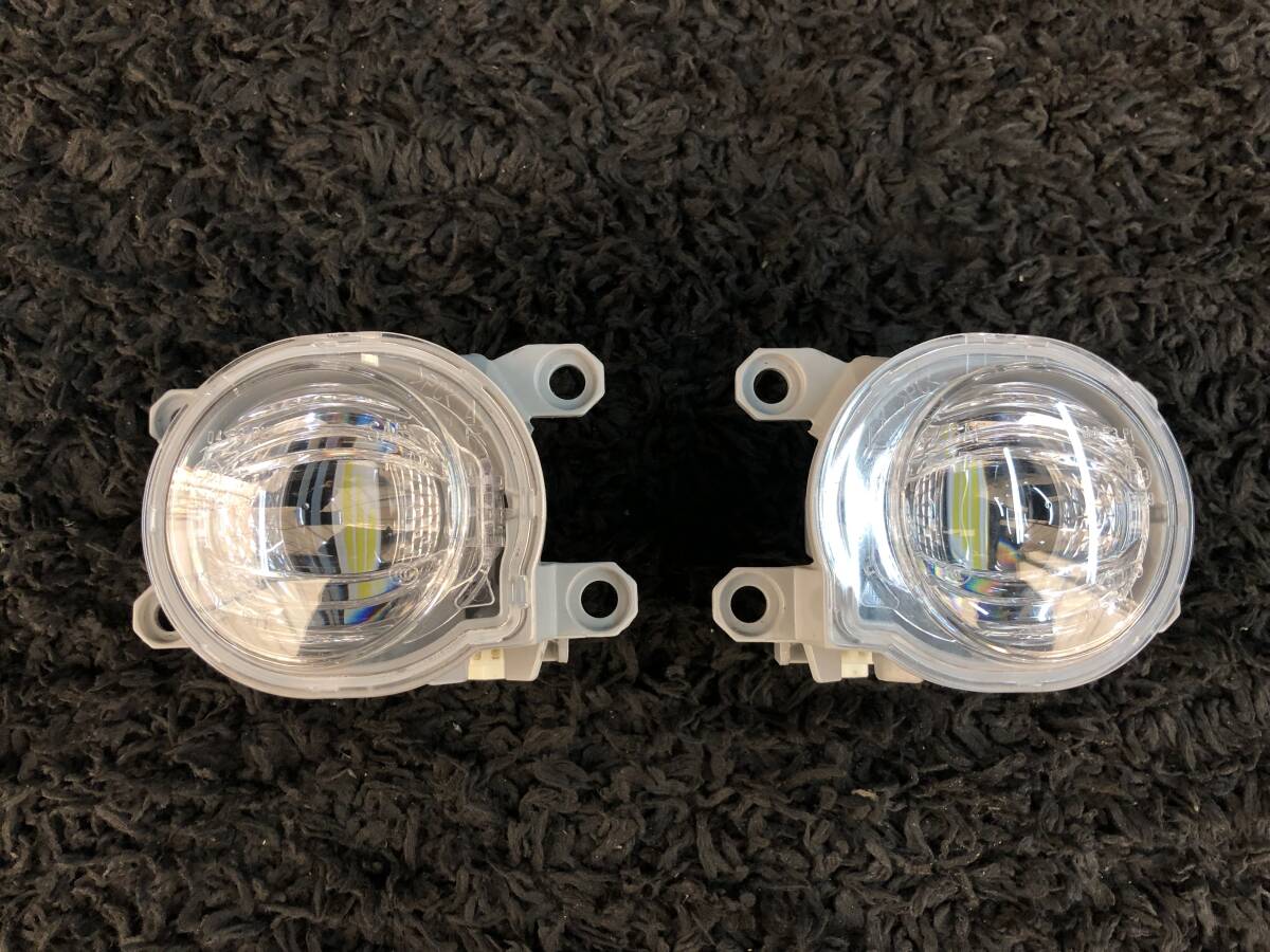 カローラクロス ZVG15 フォグランプ 左右セット LED KOITO コイト 12-611 81220-12240 81210-12240 2022年 666896_666896