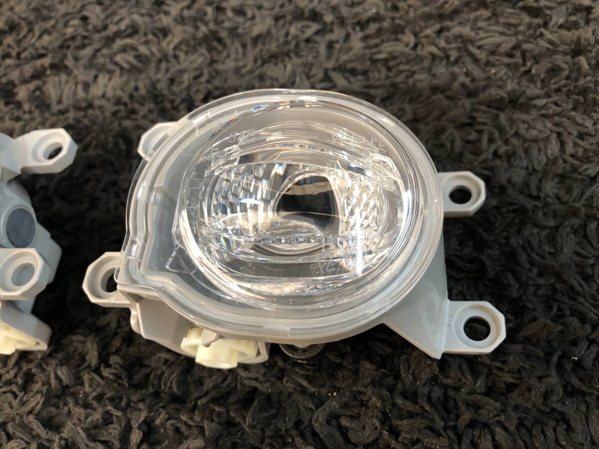 カローラクロス ZVG15 フォグランプ 左右セット LED KOITO コイト 12-611 81220-12240 81210-12240 2022年 666896_画像3