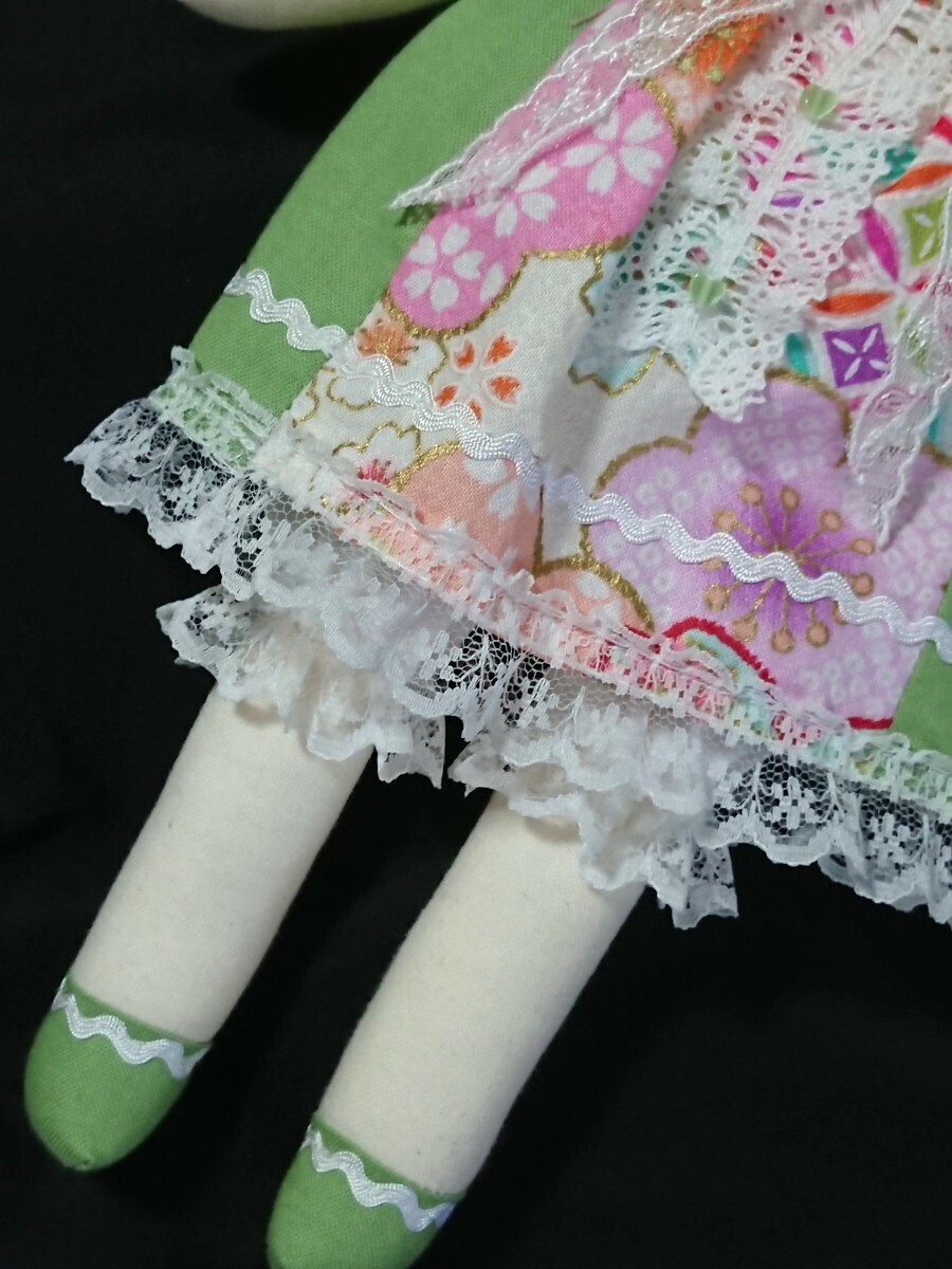 昭和レトロ風、手作り文化人形。ハンドメイドドール。黄緑色、薄茶髪、和柄、白レース。新品。_画像4