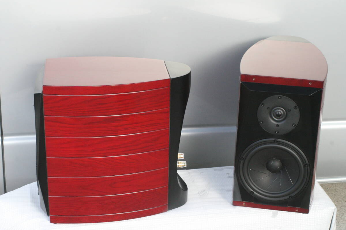 リュート型エンクロージャーにSCANSPEAKハイエンドユニット搭載 ブックシェルフ　 検索ワード Franco Serblin Sonus faber_美しいレッドバイオリン色