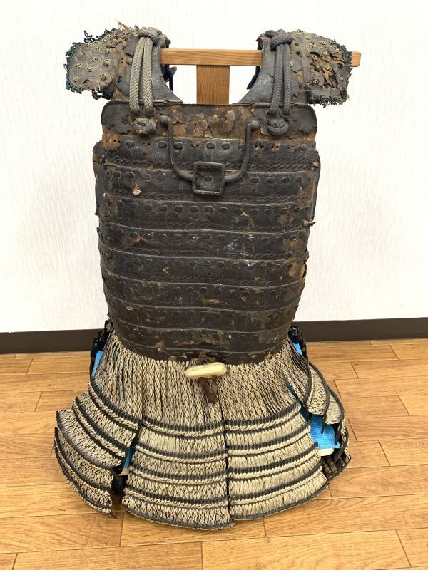  old house earth warehouse .. era armor trunk body armour .. stand attaching black paint armour large name Sengoku .. life-size ornament thing ornament 
