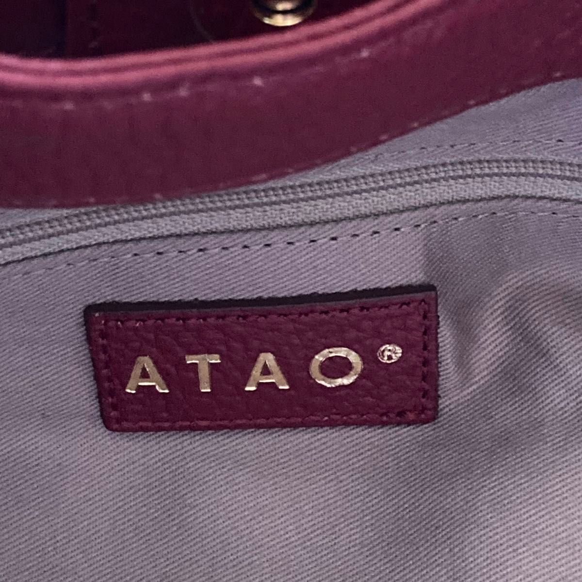 極美品　アタオ ATAO 2way ハンドバッグ ショルダーバッグ 斜め掛け エルヴィ　ロゴプレート　A4収納可 プラム　