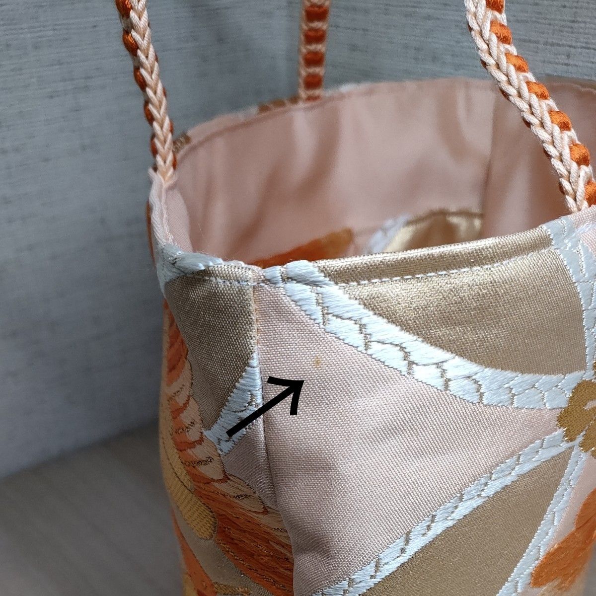 帯バッグ　サーモンピンク色　七宝文様　上下対い鶴菱紋様の刺繍 