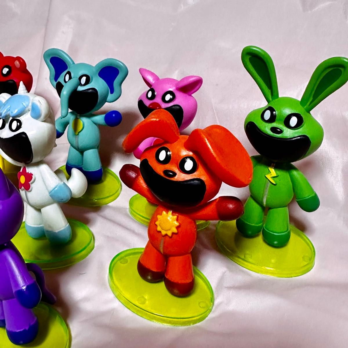 赤色と青色のグリッターキャラクターフィギュア 新品 フィギュア 8個 スマイリングクリッターズ|Yahoo!フリマ