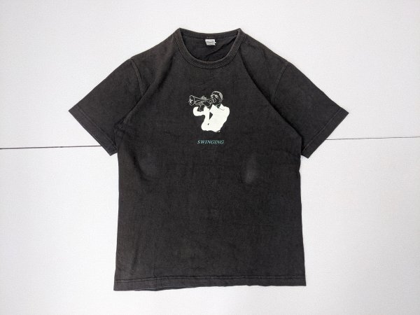 19．日本製 BARNS サンフェードカラー ジャズプリント SWINGING 半袖 Tシャツ 両面デザイン メンズL 黒系白x510_画像2