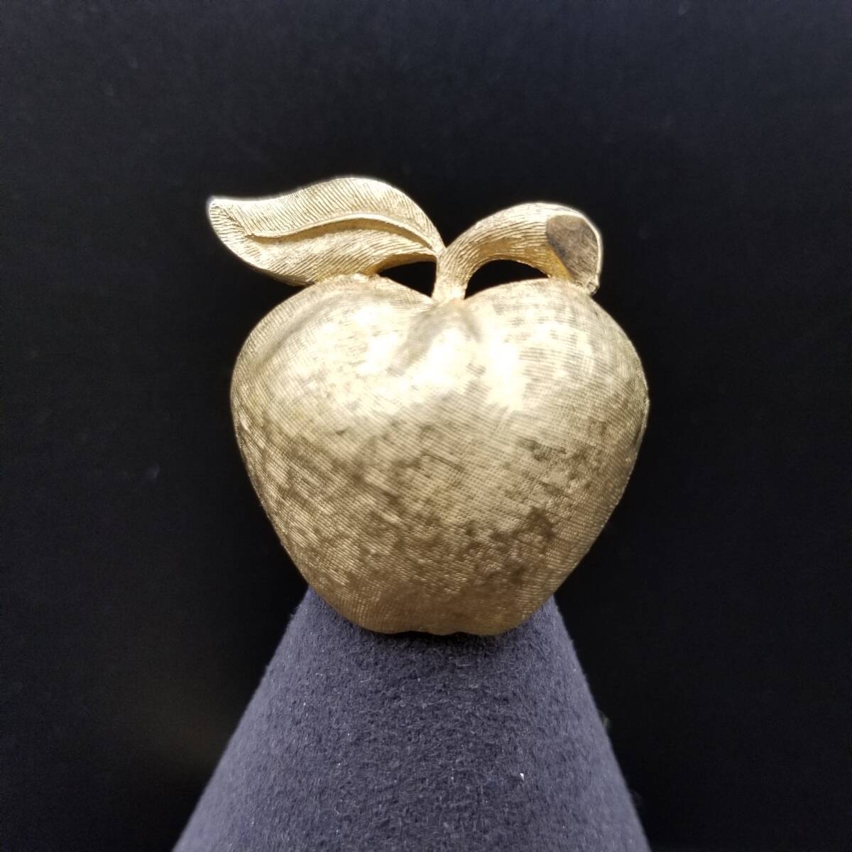 50'60's Coro リンゴ 果物モチーフ 立体 ヴィンテージ ブローチ レトロキュート ゴールドトーン 3D Apple 林檎 Y15-Y