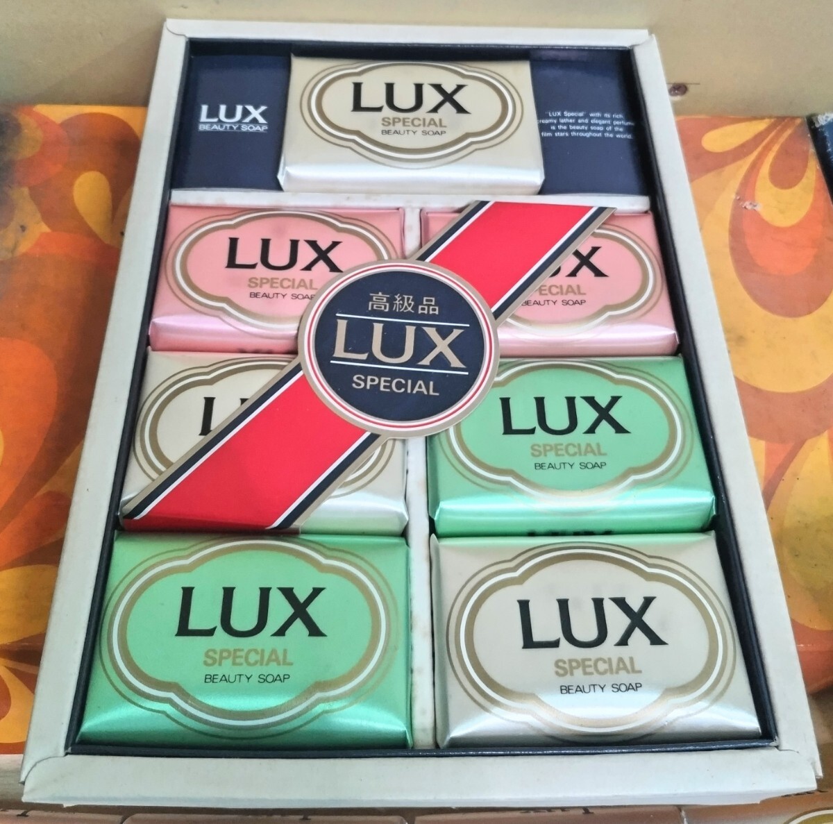 まとめ売り 固形石鹸 76個 LUX マックスファクター LAURA 絹 いい香りです 箱にはダメージあり 現状渡し品 の画像4