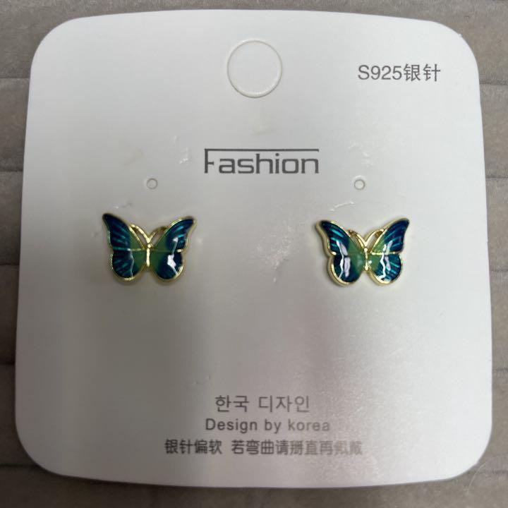 バタフライピアス　蝶　レディース　シルバー925　グリーン　プチプラ　モチーフ　アクセサリー　華奢　緑　小ぶり　韓国　新品