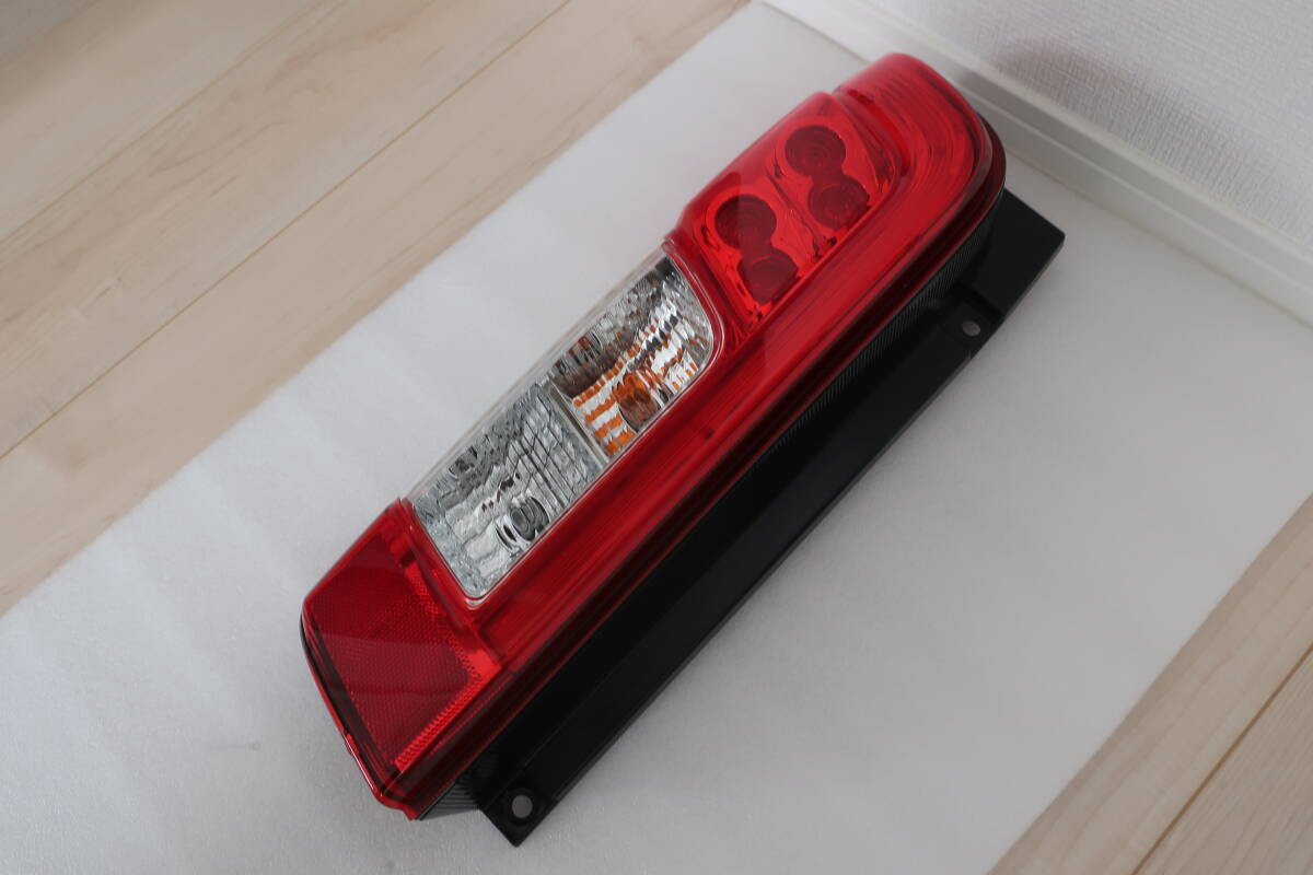 日産 NV350 E26 後期 キャラバン 純正 左 助手席側 LED テール ライト ランプ ICHIKOH D209_画像3