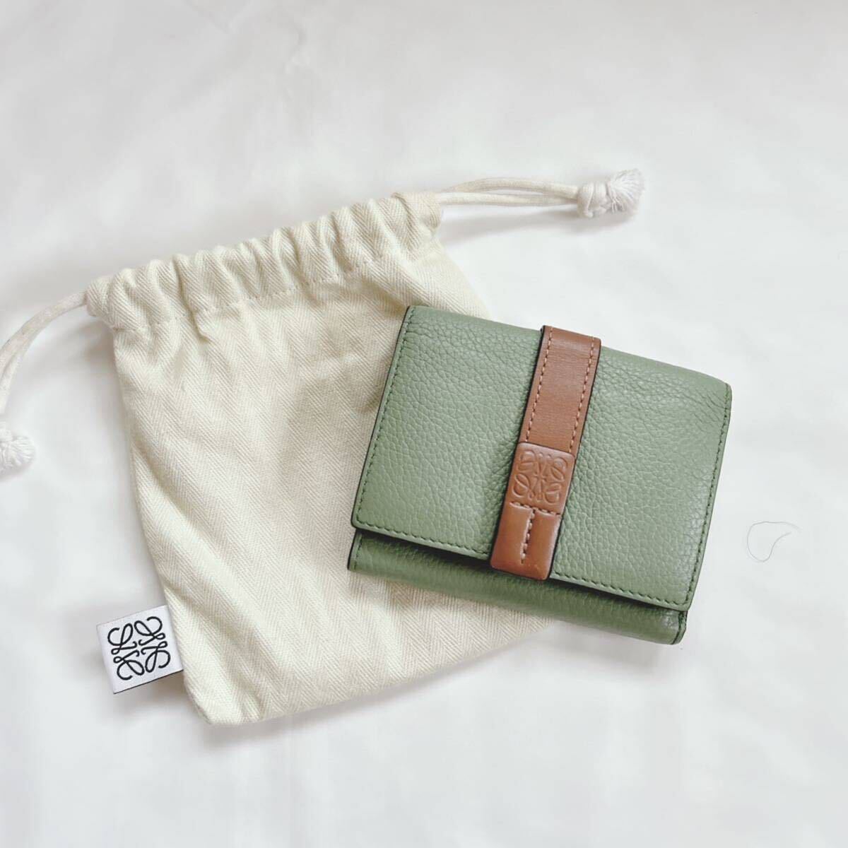1 иен прекрасный товар LOEWE Loewe три складывать кошелек бумажник кошелек кожа машина f кожа compact Mini зеленый × Brown сумка для хранения имеется 