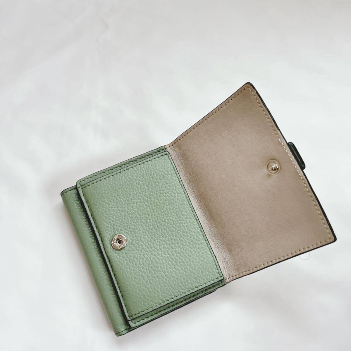 1 иен прекрасный товар LOEWE Loewe три складывать кошелек бумажник кошелек кожа машина f кожа compact Mini зеленый × Brown сумка для хранения имеется 