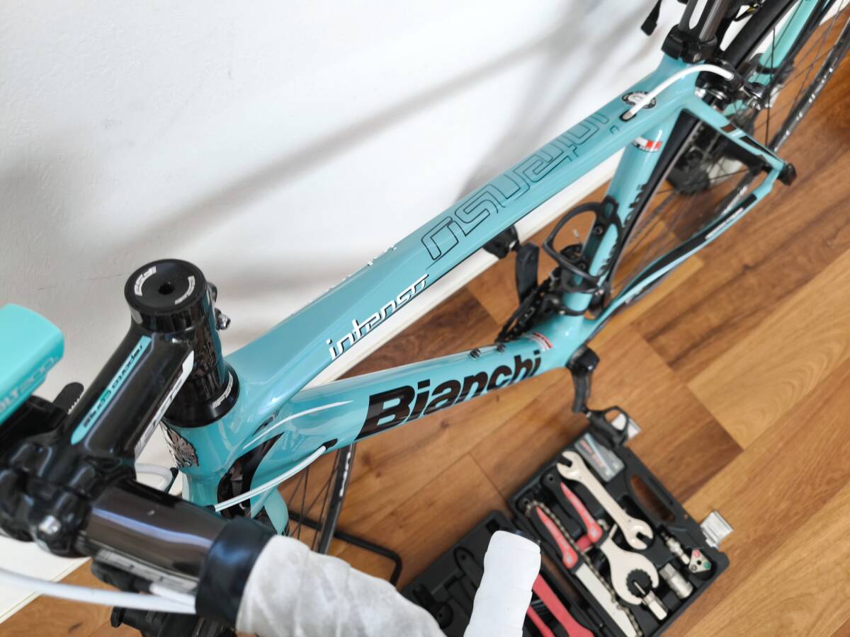 【引取限定】　BIANCHI インテンソ　2014 フレームサイズ53cm　インテンソ/フル105　工具/スタンド/空気入れ/サドルバッグ/ローラー付属_画像4