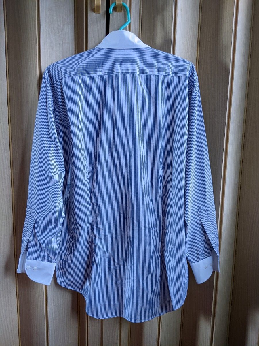 白地に紺色の細いストライプの ボタンダウン ワイシャツ 