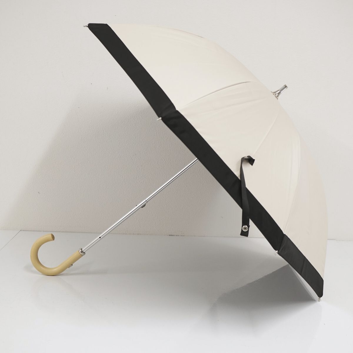 晴雨兼用日傘 LANVIN COLLECTION ランバンコレクション USED美品 ロゴ刺繍 ブラック ベージュ 遮光 グラス骨 軽量 UV 47cm A0701の画像4
