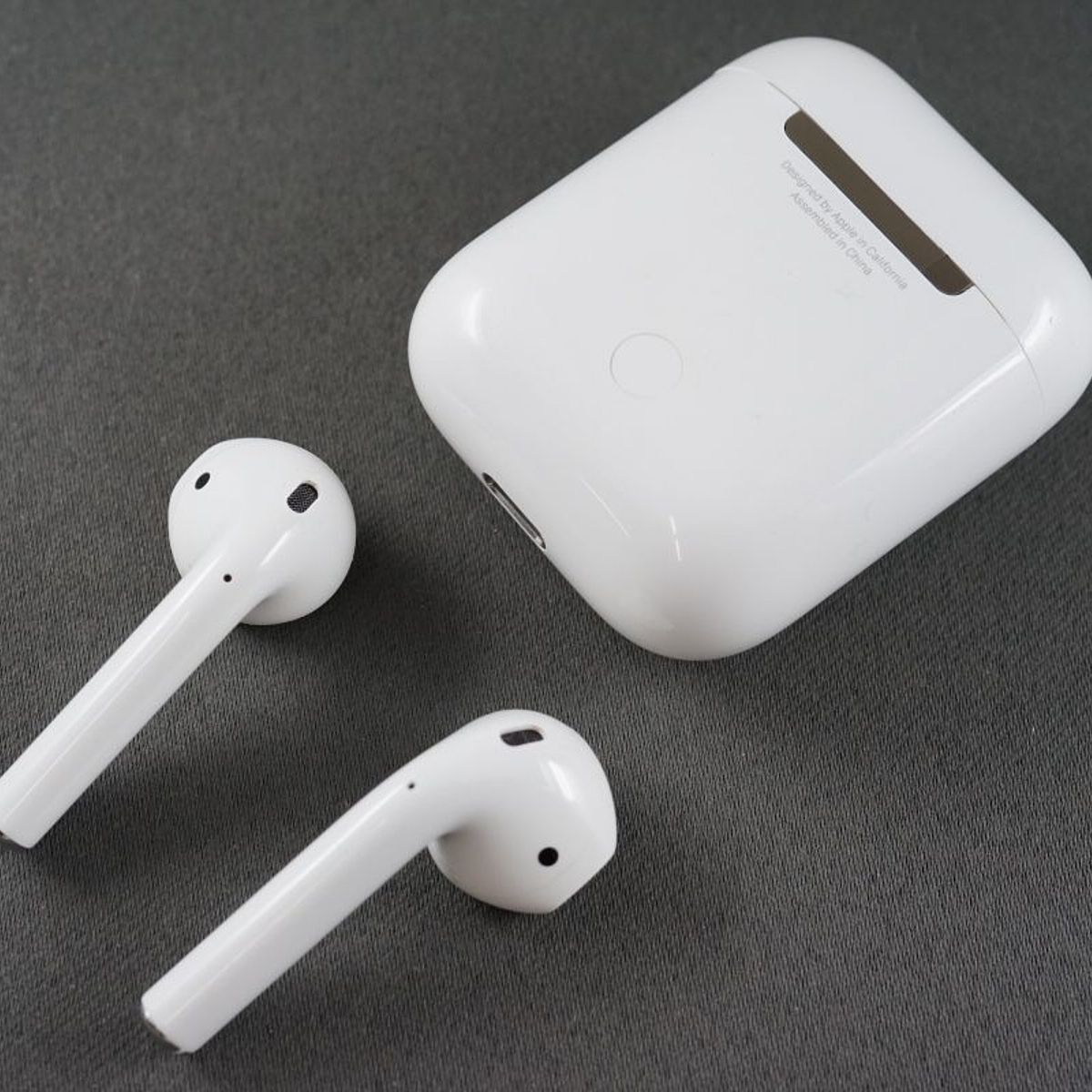 Apple AirPods with Charging Case エアーポッズ イヤホン チャージングケース USED美品 第二世代 Bluetooth MV7N2J/A 完動品 中古 V9119_画像2