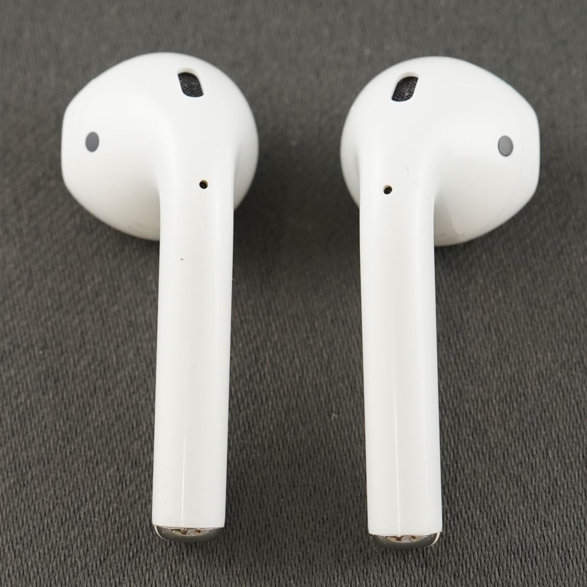 Apple AirPods with Wireless Charging Case エアーポッズ イヤホン ワイヤレスチャージング Qi USED品 第二世代 MRXJ2J/A 完動品 V9297_画像3