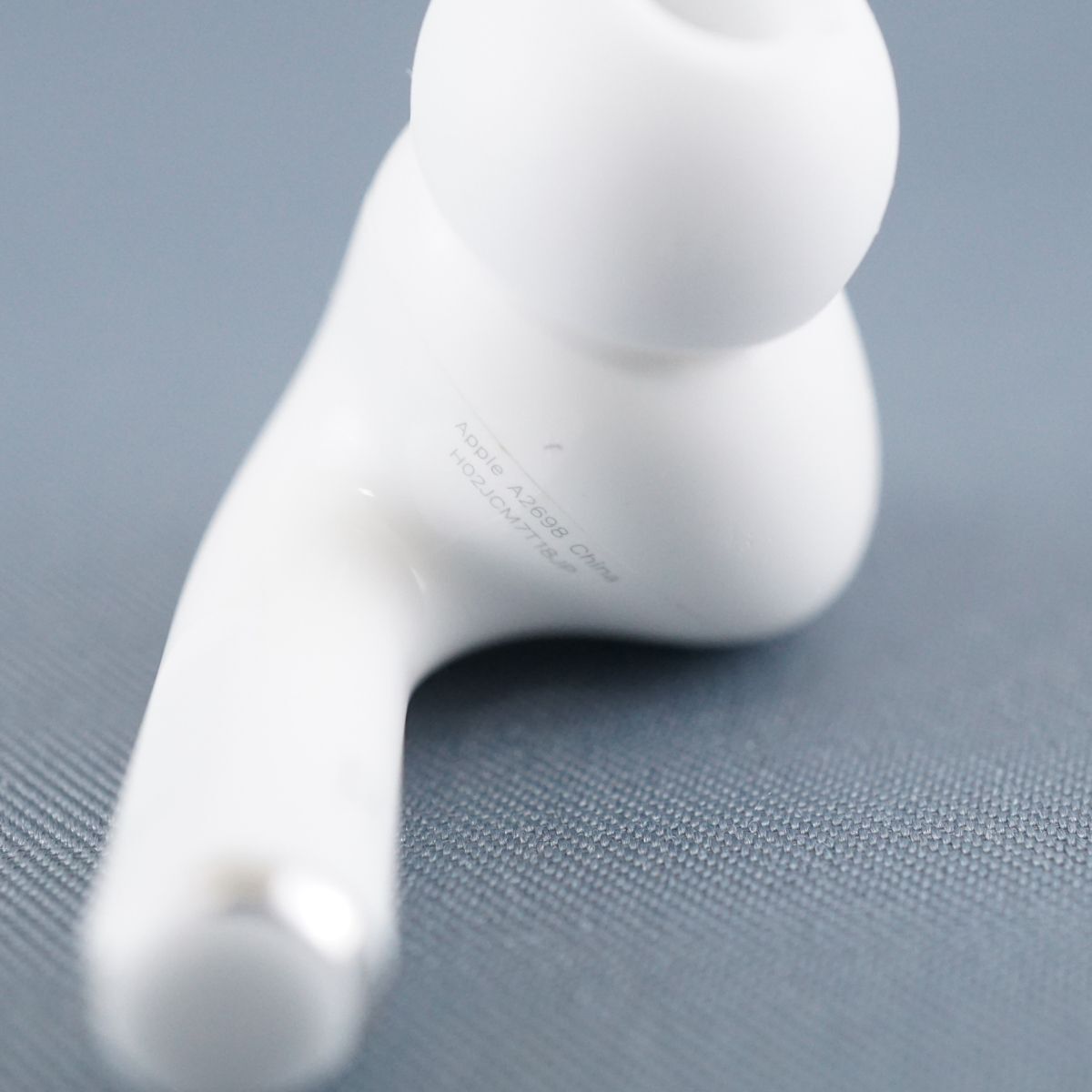 Apple AirPods Pro 第二世代 右イヤホンのみ USED美品 エアーポッズ プロ R 片耳 右耳 A2698 MQD83J/A Lightning 完動品 即日発送 V0026_画像6