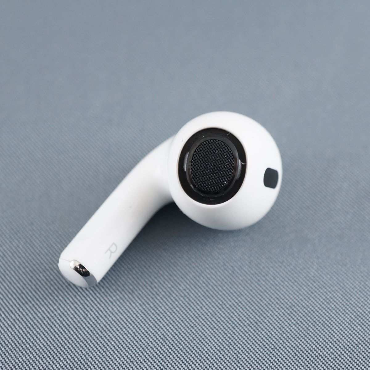 Apple AirPods Pro 第二世代 右イヤホンのみ USED美品 エアーポッズ プロ R 片耳 右耳 A2698 MQD83J/A Lightning 完動品 即日発送 V0026_画像5