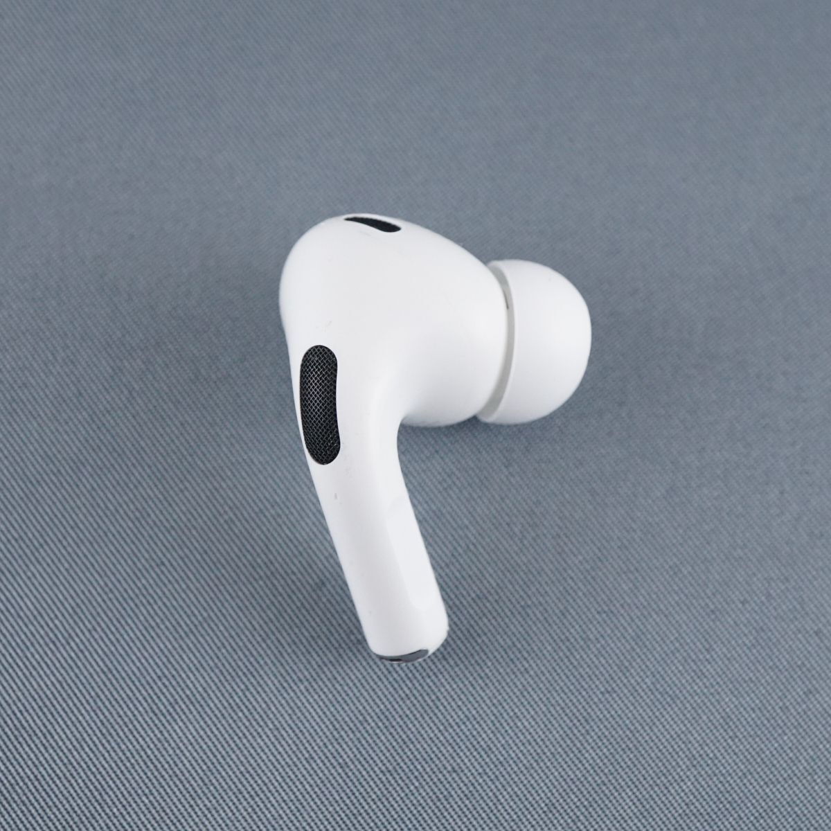 Apple AirPods Pro 第二世代 右イヤホンのみ USED美品 エアーポッズ プロ R 片耳 右耳 A2698 MQD83J/A Lightning 完動品 即日発送 KR V0025_画像2