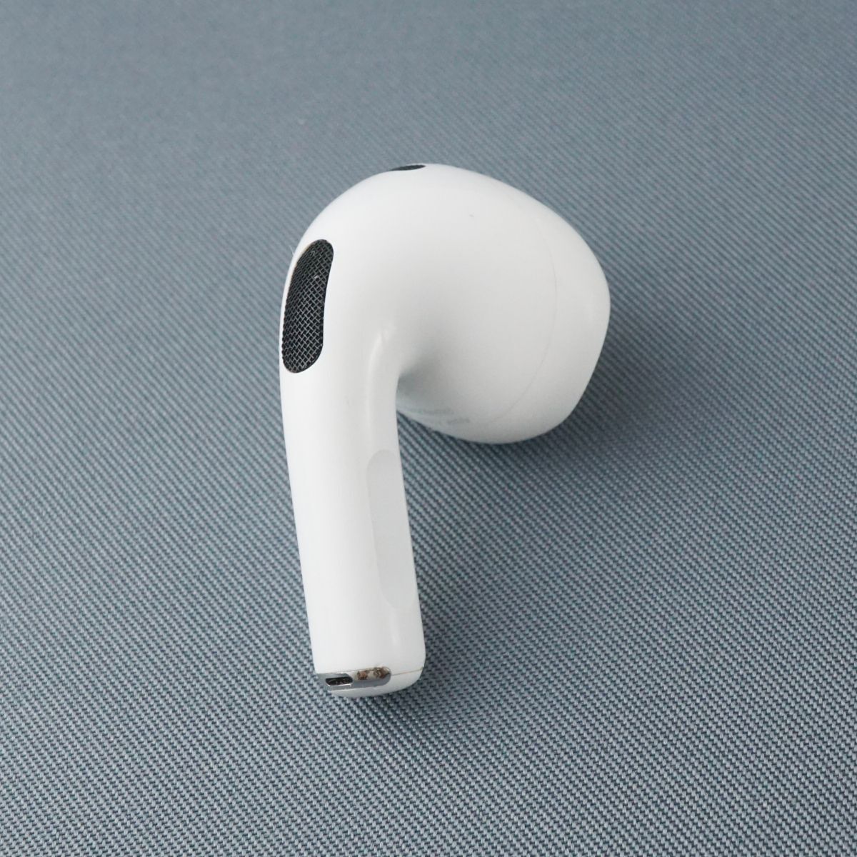 Apple AirPods 第三世代 右イヤホンのみ USED美品 R 片耳 右耳 A2565 ワイヤレスイヤホン 耐汗 耐水 MME73J/A 完動品 中古 KR V0156_画像2