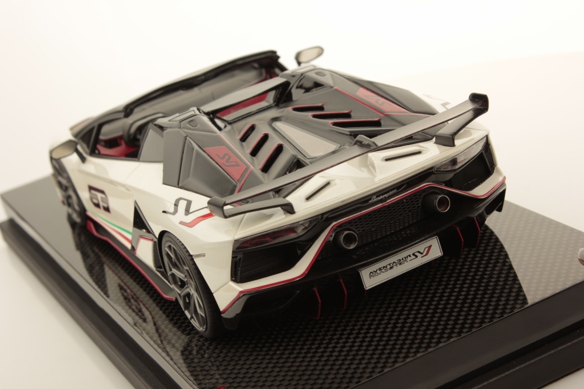 ★世界で 1台！パール白 & 赤の衝撃！待望のカラー！最高級カーボン！ケース未開封！MR 1/18 Aventador SVJ 63 Roadster イタリア線 63ロゴ_最高級カーボン台座にパール白が最高です！