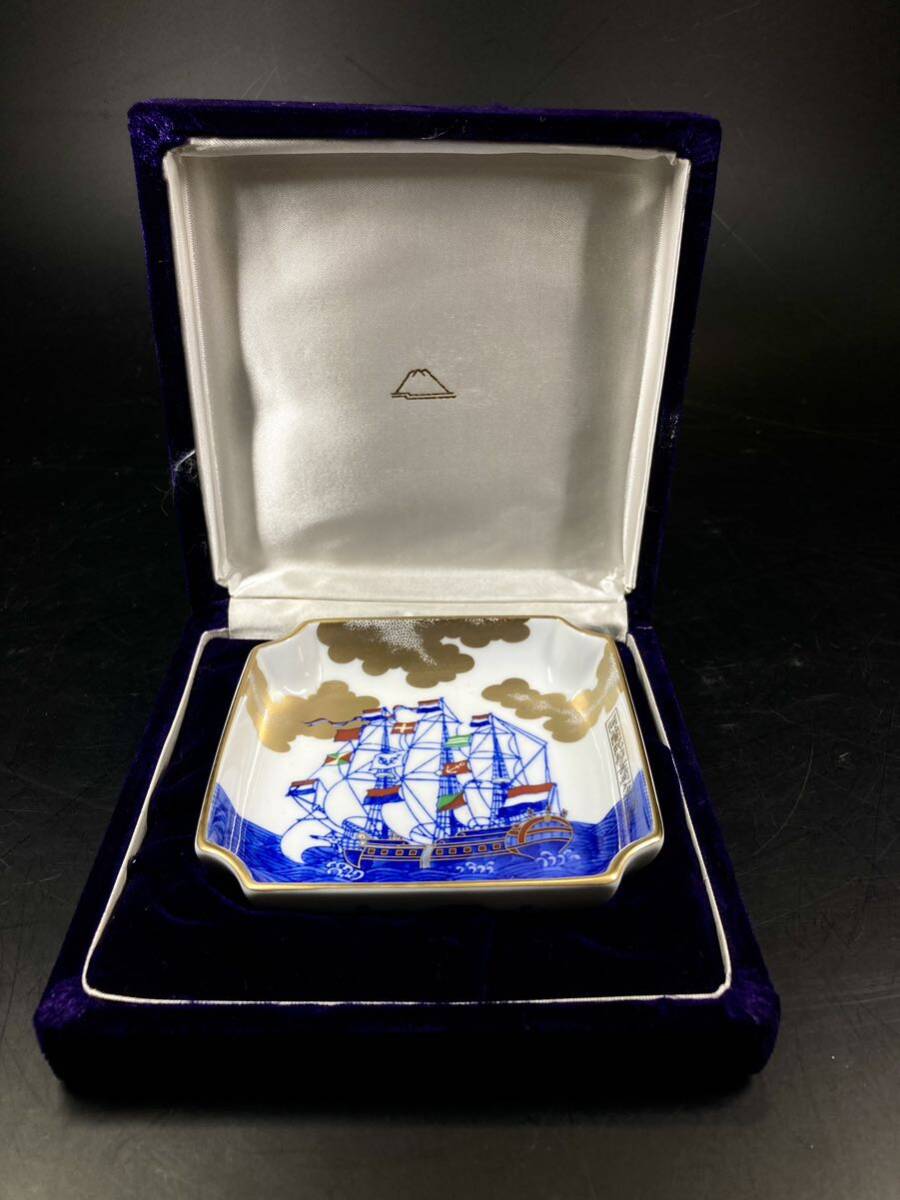  Fukagawa Seiji Arita .. orchid . boat Holland boat four angle plate ornament plate overglaze enamels gold paint blue and white ceramics . wave writing box attaching ashtray ceramics old work of art 