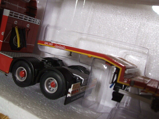 WSI 1/50 NOOTEBOOM IVECO 64 W/ OSDS 4-AXLE (Semi Low-loader with tractor unit) の画像10