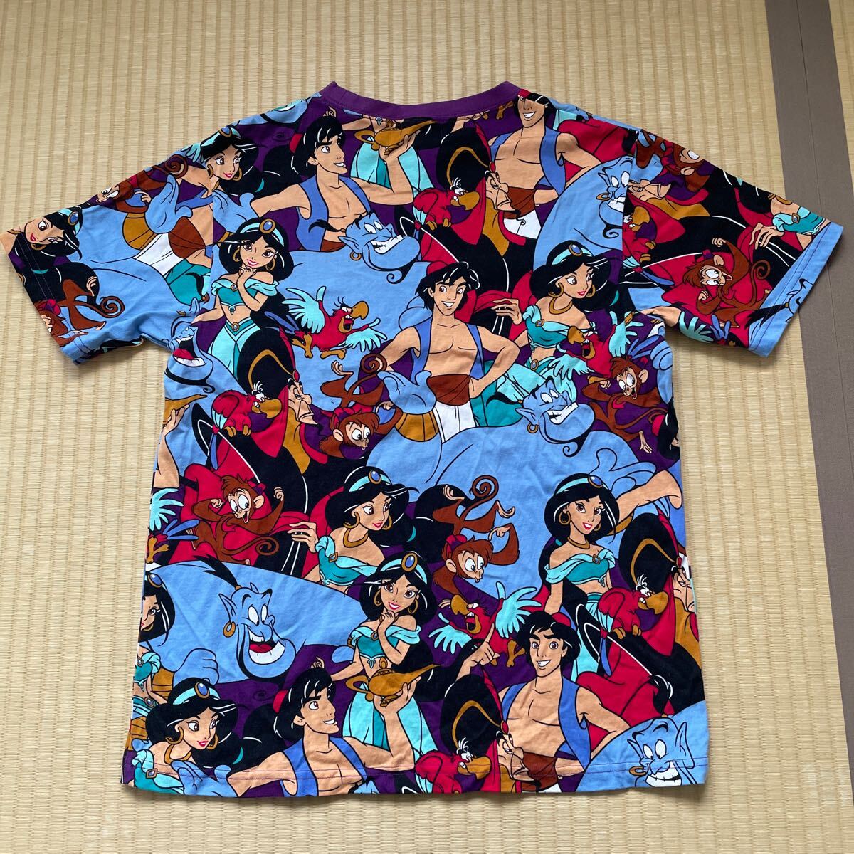 東京ディズニーリゾート 総柄 Tシャツ DISNEY RESORT アラジン 半袖Tシャツ Aladdin ジーニー Disney オフィシャルT 東京ディズニーシー_画像3