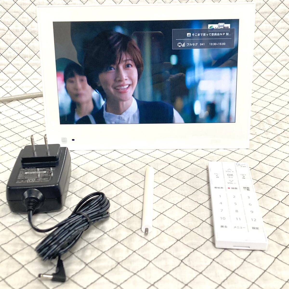 【圏外表示無】SoftBank PhotoVisionTV 202HW 地デジ防水テレビ 全画面化&圏外表示削除改造済 ワンセグ フルセグ お風呂 災害時 車中泊用W1_画像1