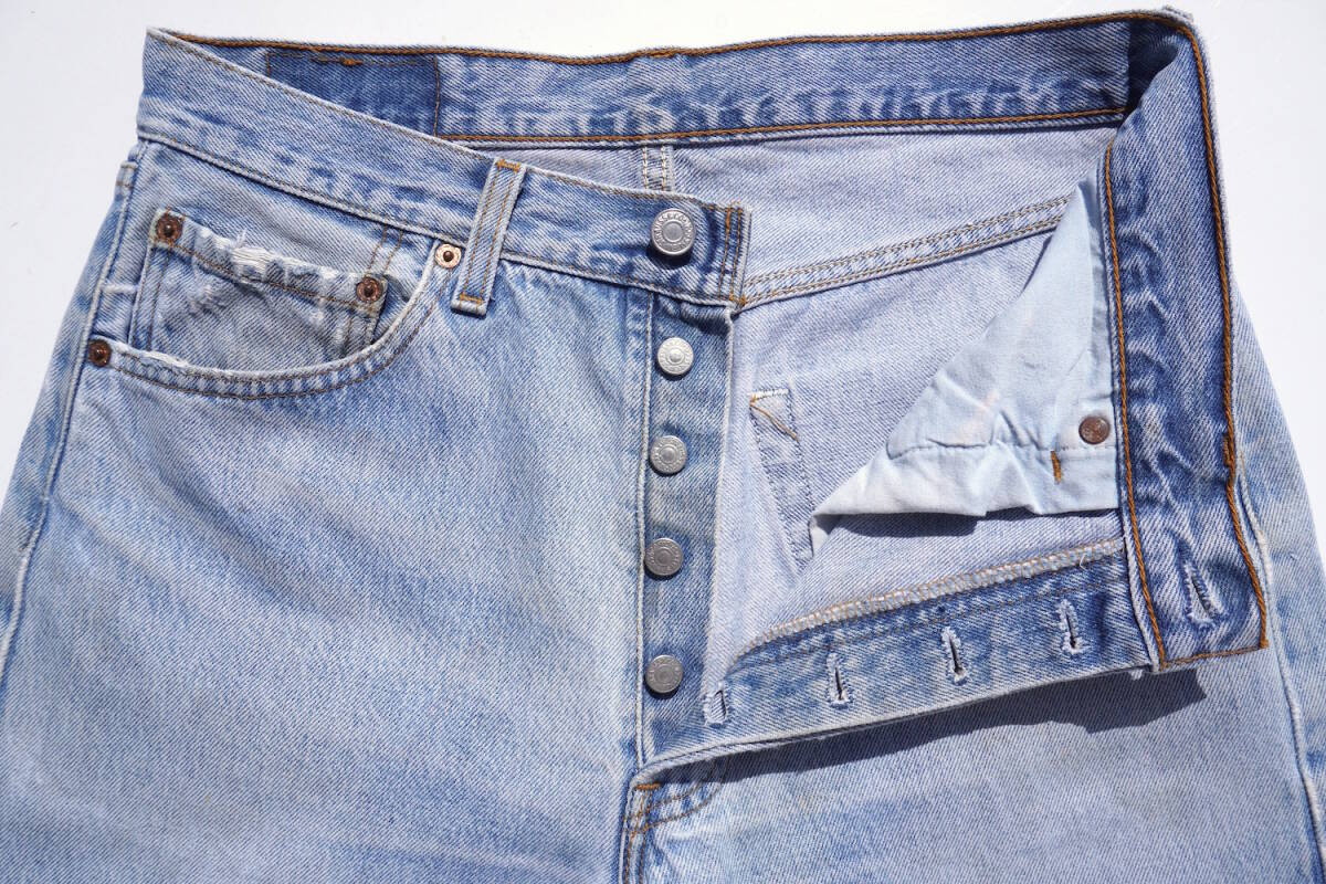 1990s ヴィンテージ USA製 Levi's 501 ヒゲ落ち ダメージ&リペア ストレートジーンズ W32 脇割り ボタンフライ リーバイス アメリカ 古着_画像7