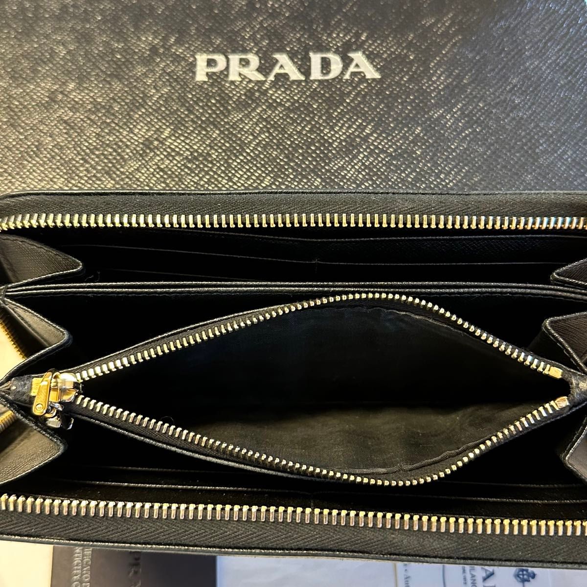 新品同様！ プラダ PRADA 財布 長財布 サフィアーノ ラウンドファスナー