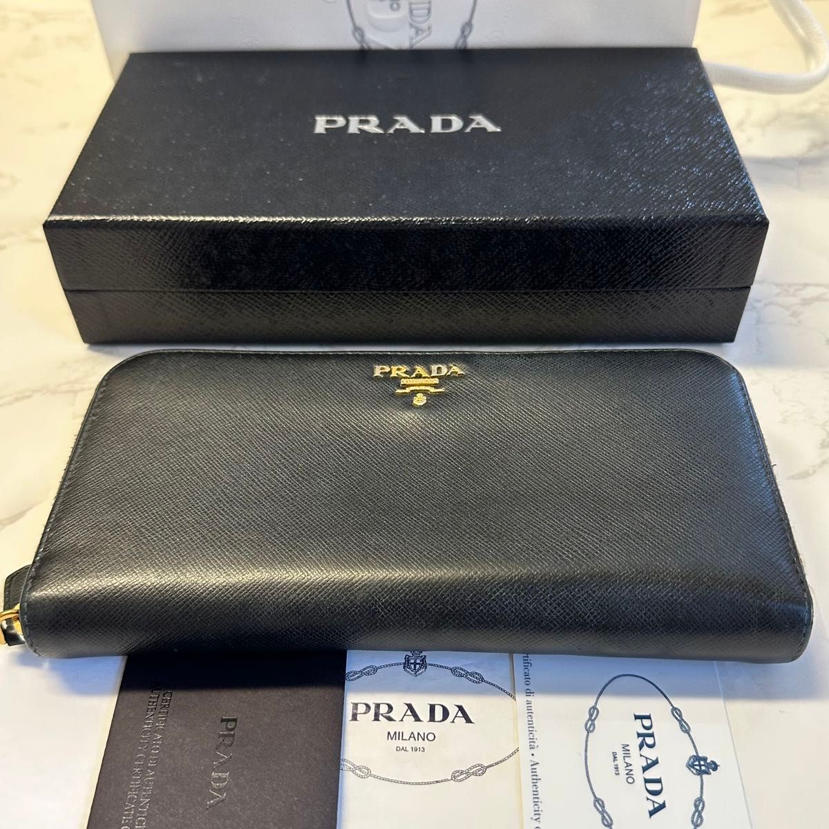 新品同様！ プラダ PRADA 財布 長財布 サフィアーノ ラウンドファスナー