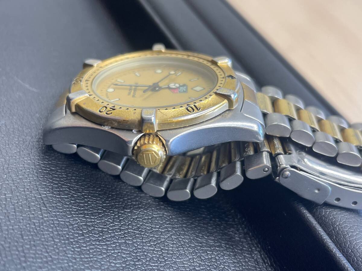 ☆396 タグホイヤー 964.013-2 QZ プロフェッショナル200M ゴールド文字盤 デイト メンズ腕時計 竜頭〇の画像3