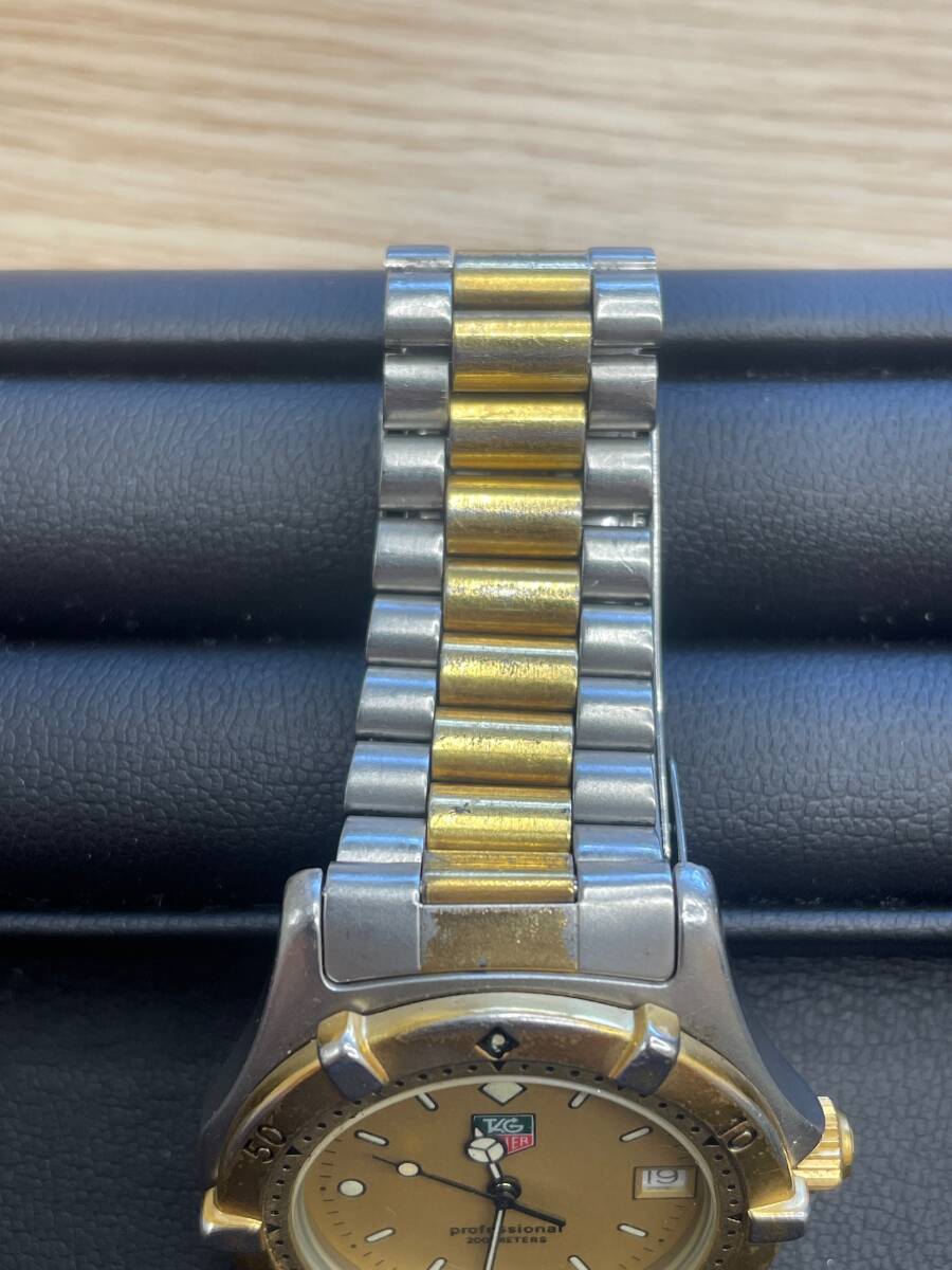 ☆396 タグホイヤー 964.013-2 QZ プロフェッショナル200M ゴールド文字盤 デイト メンズ腕時計 竜頭〇_画像2