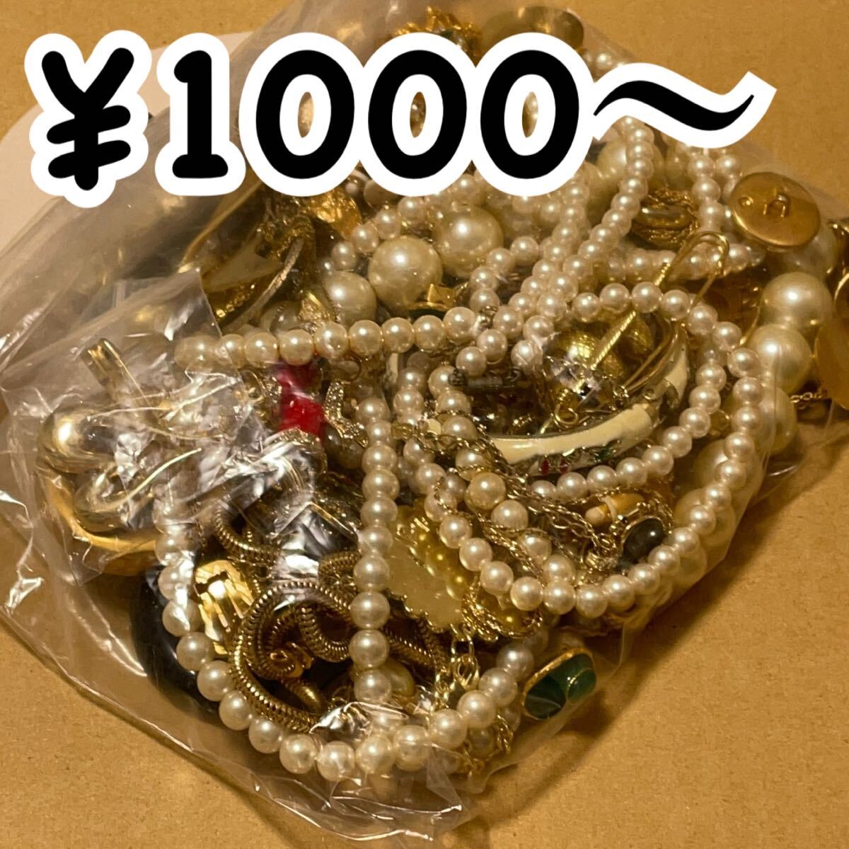 1000円〜 a104 大量 アクセサリー まとめ売 ヴィンテージデザイン ゴールドカラー ネックレス イヤリング ブローチなどセットの画像1