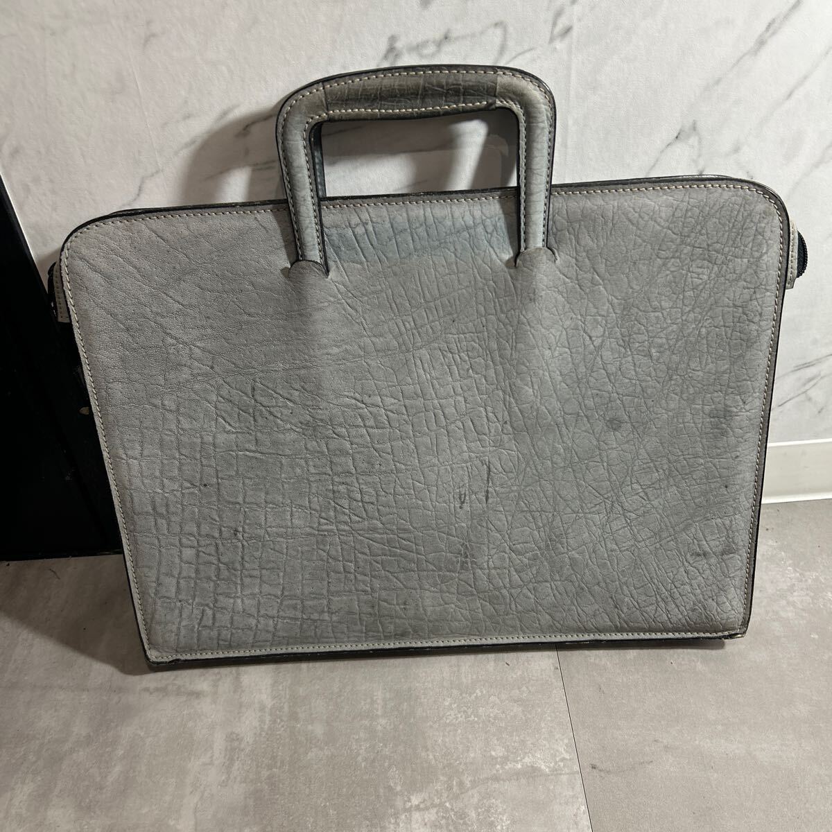 Valentino garavani ビジネスバッグ ブリーフケース レザー 鞄 グレー 中古現状品 汚れ傷有_画像2