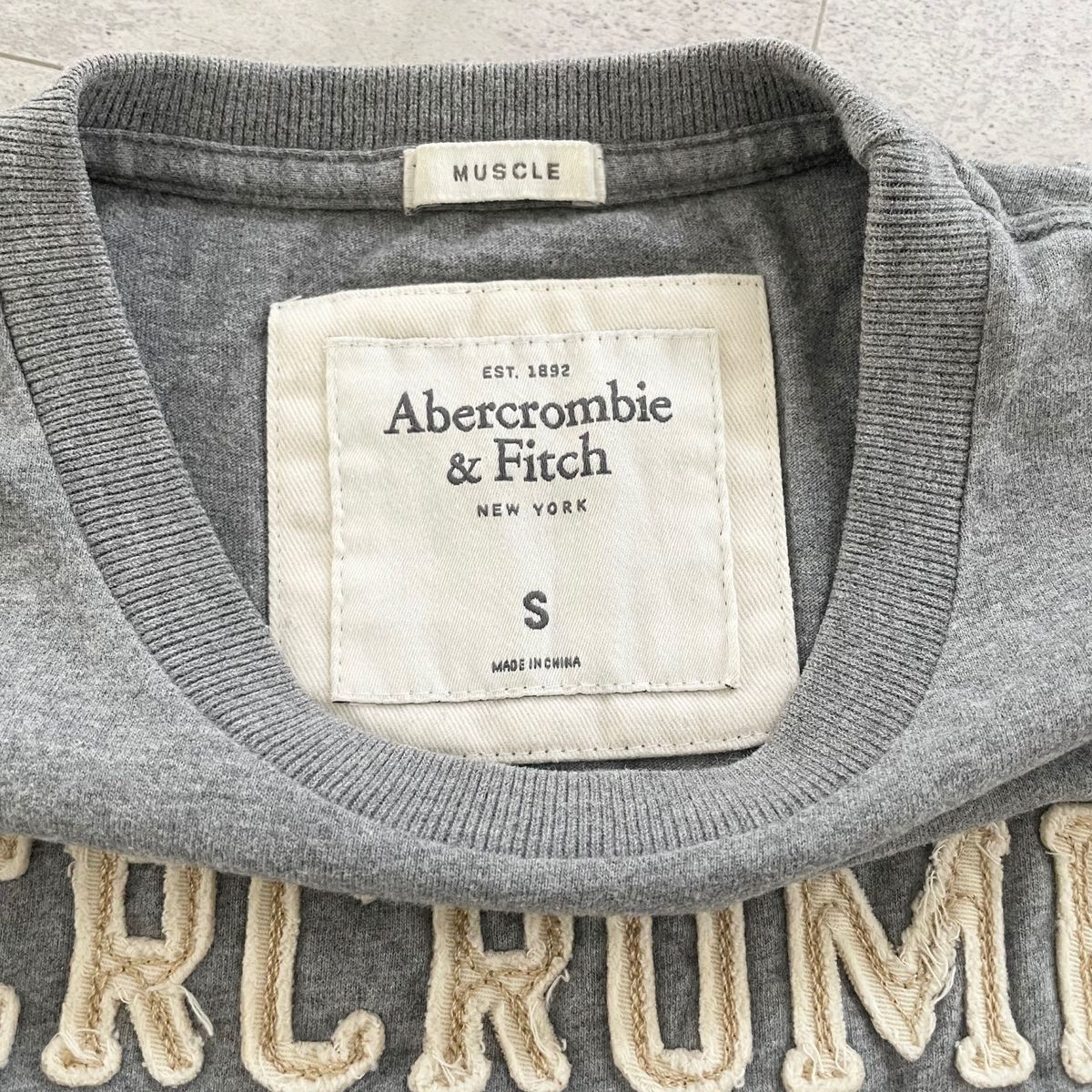 【美品】Abercrombie&Fitch アバクロ Tシャツ グレー