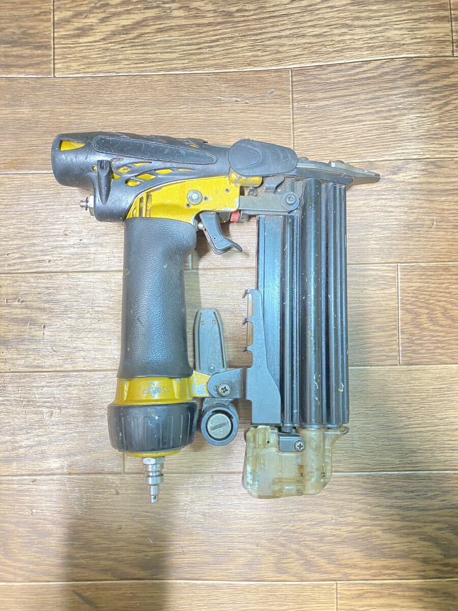 動作確認済 日立工機 HITACHI 高圧仕上釘打機 NT55HM2 55mm フィニッシュネイラ エアーツール 高圧_画像2