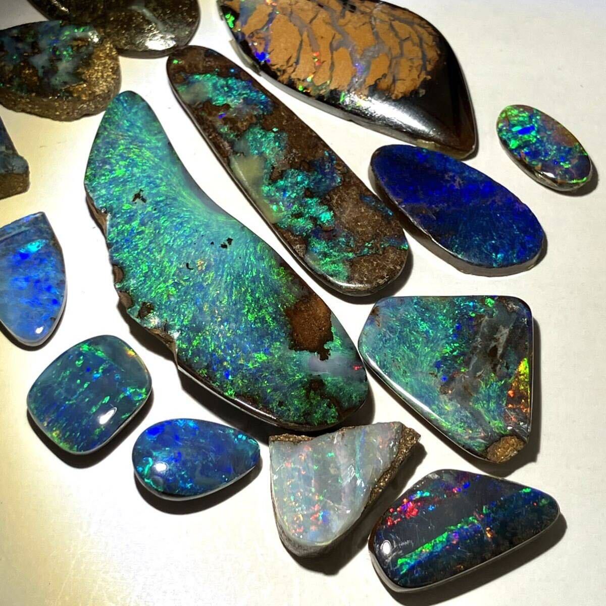 遊色効果!! (天然ボルダーオパールおまとめ100ct)m 約20g ルース 裸石 宝石 ジュエリー jewelry boulder opal 遊色 虹 K_画像1