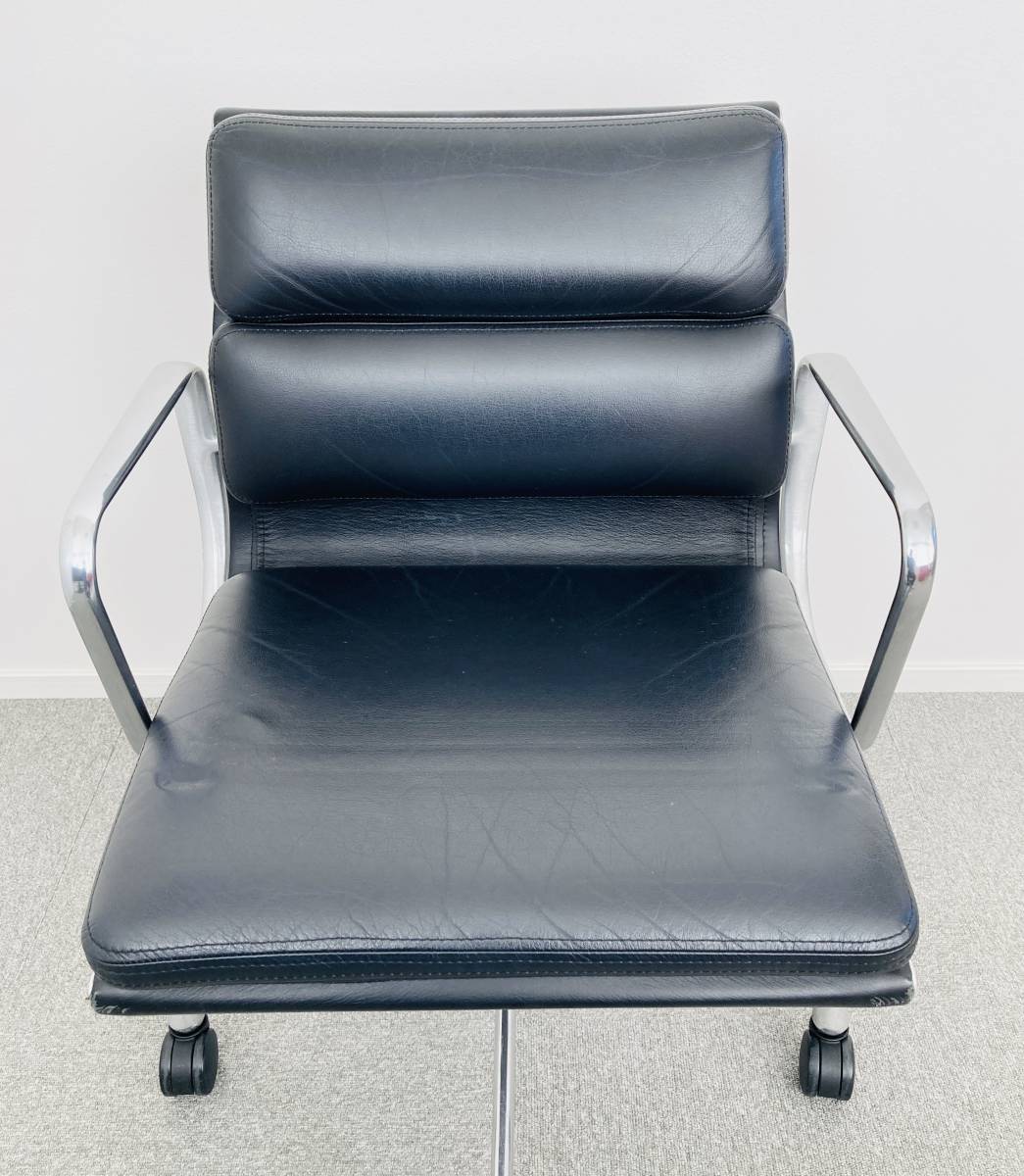 Hermanmiller Eames soft pad group management chair leather . black 