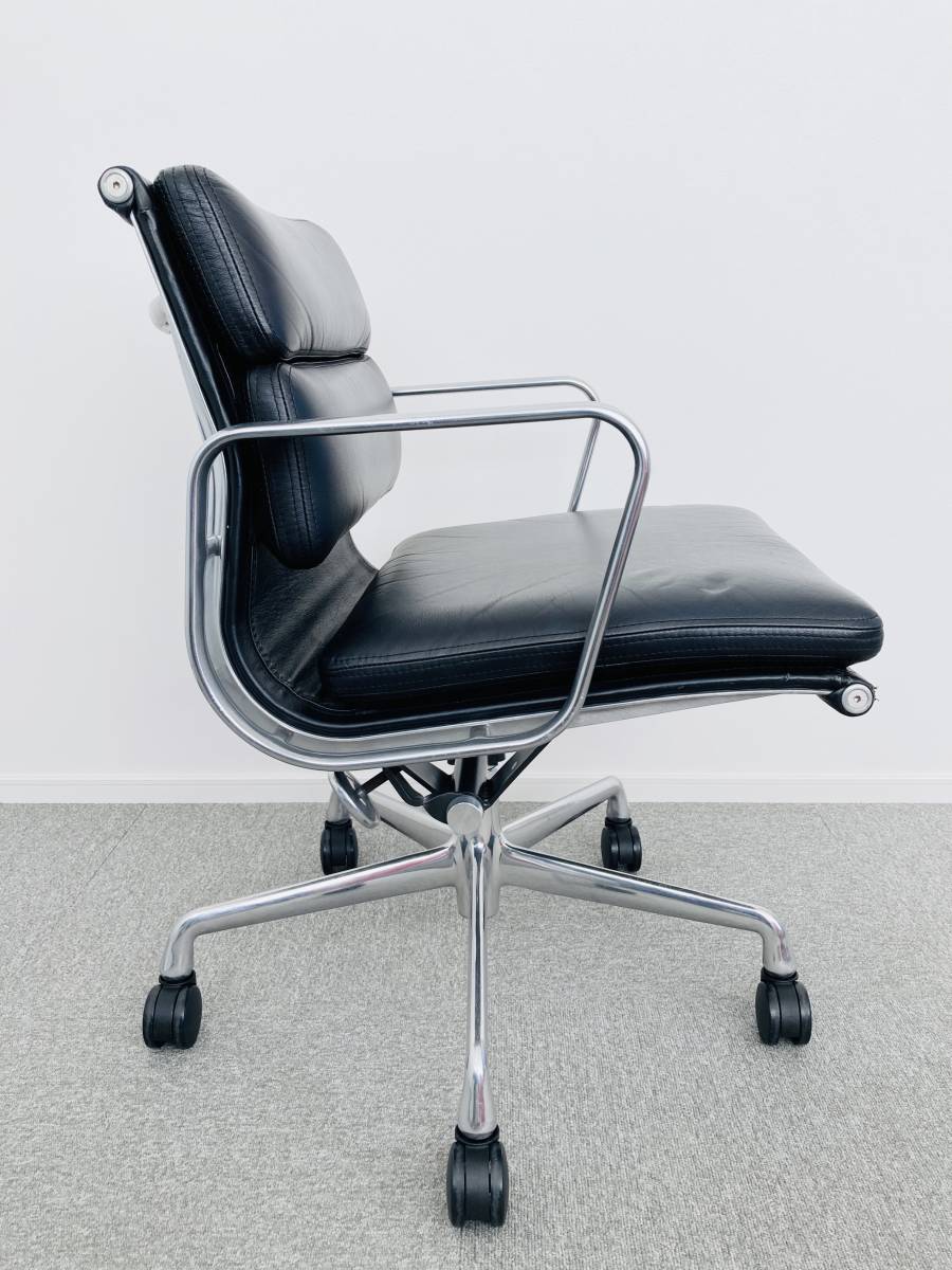 Hermanmiller Eames soft pad group management chair leather . black 