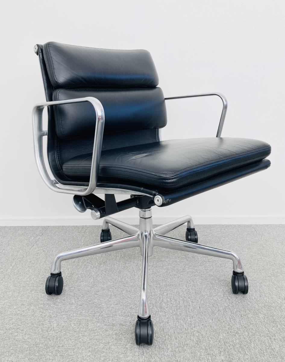 Hermanmiller Eames soft pad group management chair leather . black 