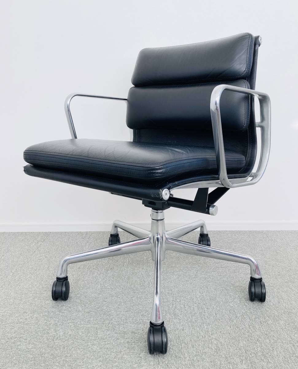 Hermanmiller Eames soft pad group management chair leather . black 