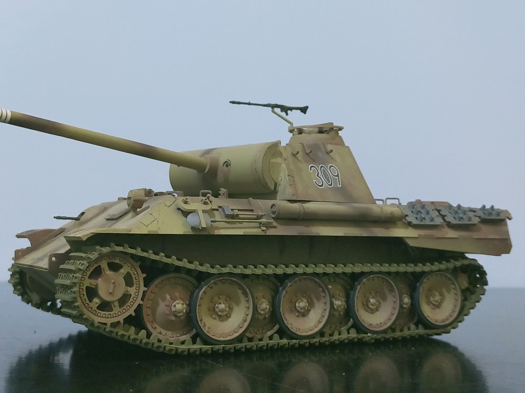 タミヤ 1/35 ドイツ パンサーA型中戦車 塗装済み 完成品 戦車兵、歩兵付きの画像2