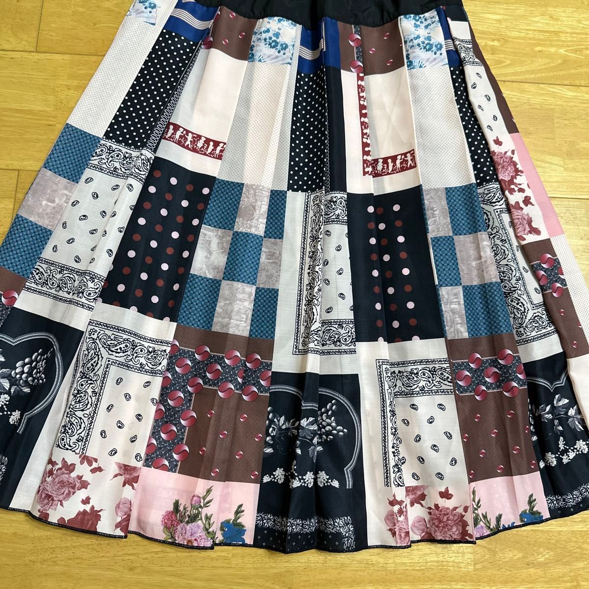 新品タグ付】Pauline Bleu ポリーヌブロー 総柄プリーツスカート 新品タグ付】Pauline Bleu ポリーヌブロー 総柄プリーツスカート